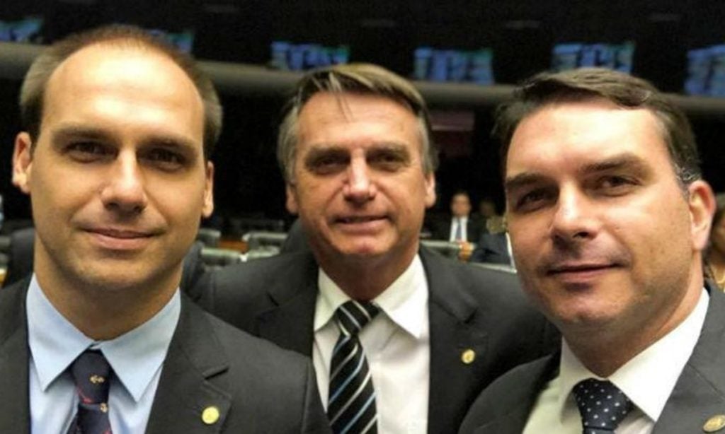 Flávio e Eduardo Bolsonaro são ‘traidores da pátria’ e devem ‘seguir mesmo caminho do pai’, diz jurista Flávio e Eduardo Bolsonaro são ‘traidores da pátria’ e devem ‘seguir mesmo caminho do pai’, diz jurista