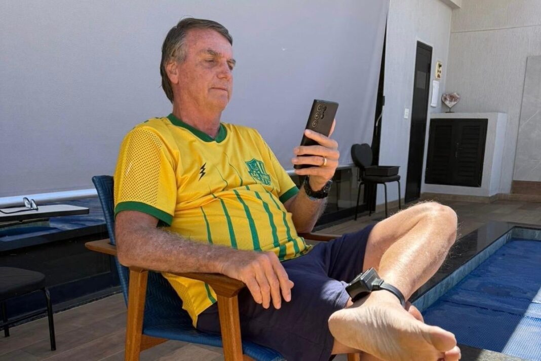 PF diz que Bolsonaro burlou STF e encaminhou 300 vídeos pelo WhatsApp PF diz que Bolsonaro burlou STF e encaminhou 300 vídeos pelo WhatsApp