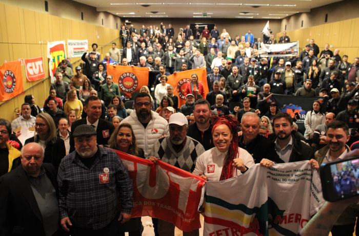 Centrais sindicais cobram redução da jornada e fim da escala 6×1 em plenária no RS Centrais sindicais cobram redução da jornada e fim da escala 6×1 em plenária no RS