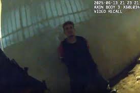 PM de Tarcísio fuzila pessoa em situação de rua rendida no centro de SP PM de Tarcísio fuzila pessoa em situação de rua rendida no centro de SP