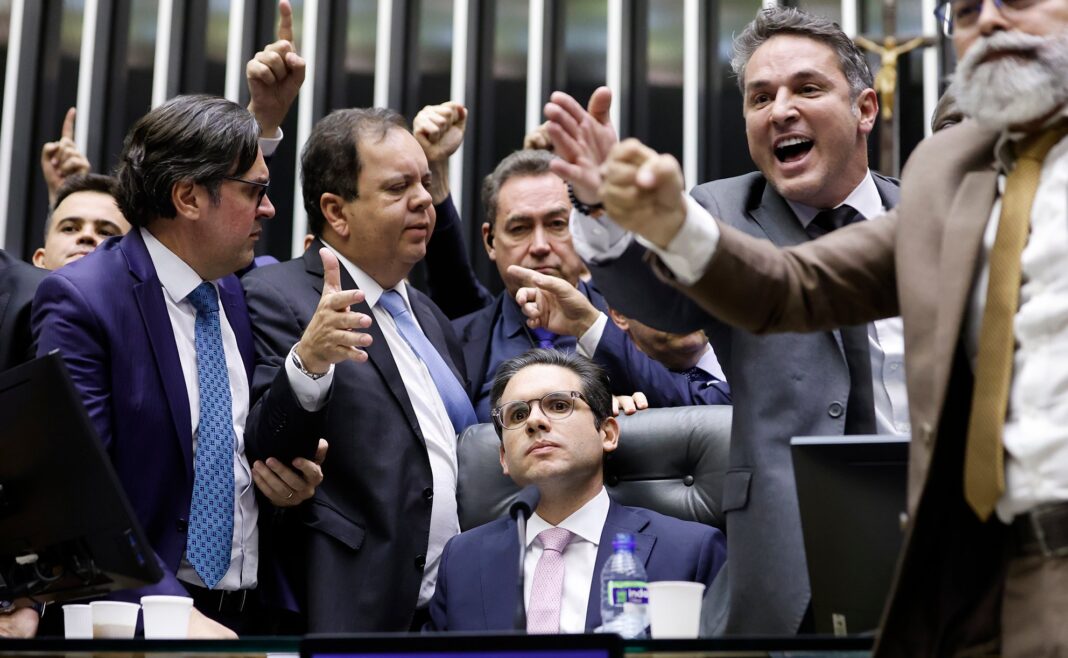 Oposição no Congresso reage com desespero para evitar condenação de Bolsonaro, avalia jurista Oposição no Congresso reage com desespero para evitar condenação de Bolsonaro, avalia jurista