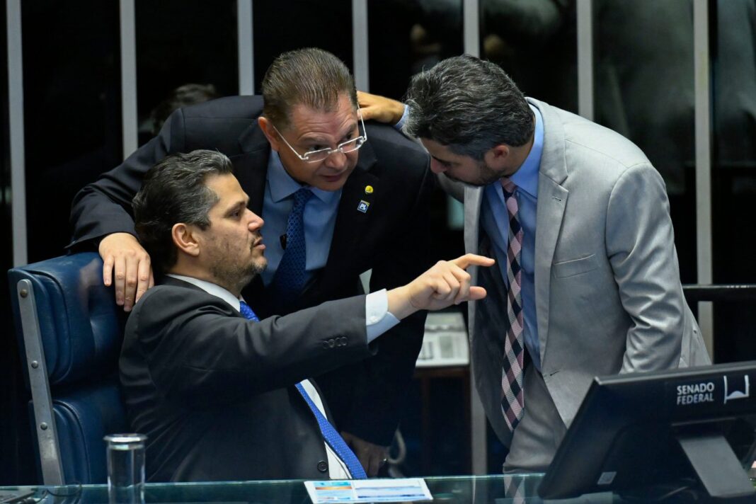 Alcolumbre vira alvo de bolsonaristas após dizer que não vai pautar impeachment de Moraes Alcolumbre vira alvo de bolsonaristas após dizer que não vai pautar impeachment de Moraes