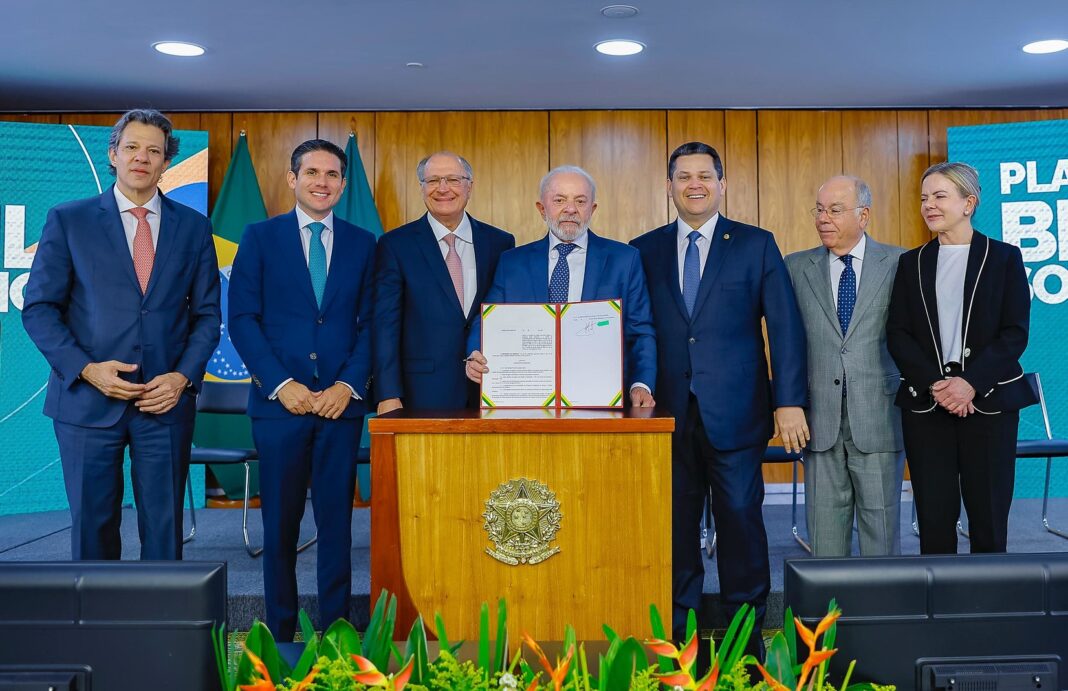 Pacote contra tarifaço deve evitar crise no Brasil, mas pressão por austeridade restringe ações estruturantes Pacote contra tarifaço deve evitar crise no Brasil, mas pressão por austeridade restringe ações estruturantes