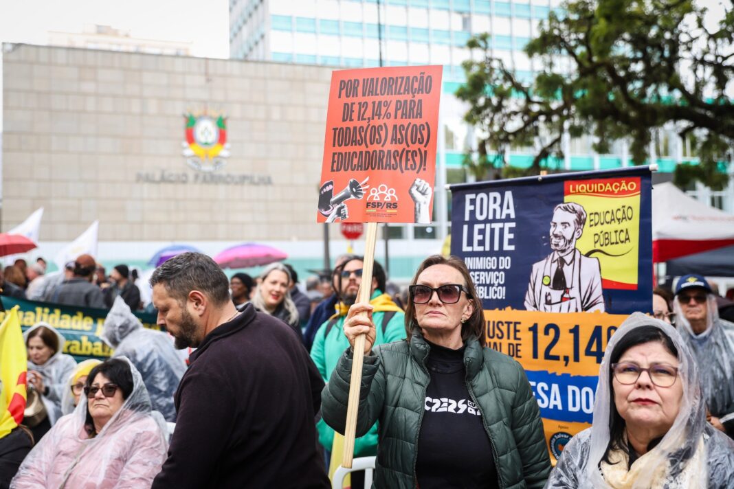 Servidores e estudantes tomam as ruas de Porto Alegre por salários, saúde e educação Servidores e estudantes tomam as ruas de Porto Alegre por salários, saúde e educação