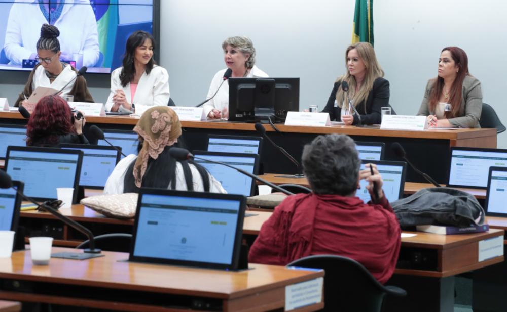 Câmara debate denúncias de crimes sexuais contra deputado distrital Câmara debate denúncias de crimes sexuais contra deputado distrital