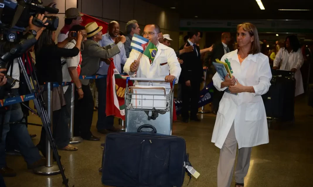Associação de médicos cubanos repudia ação dos EUA contra Mais Médicos Associação de médicos cubanos repudia ação dos EUA contra Mais Médicos
