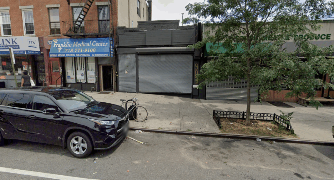 Atiradores abrem fogo contra restaurante em Nova York e deixam três pessoas mortas Atiradores abrem fogo contra restaurante em Nova York e deixam três pessoas mortas