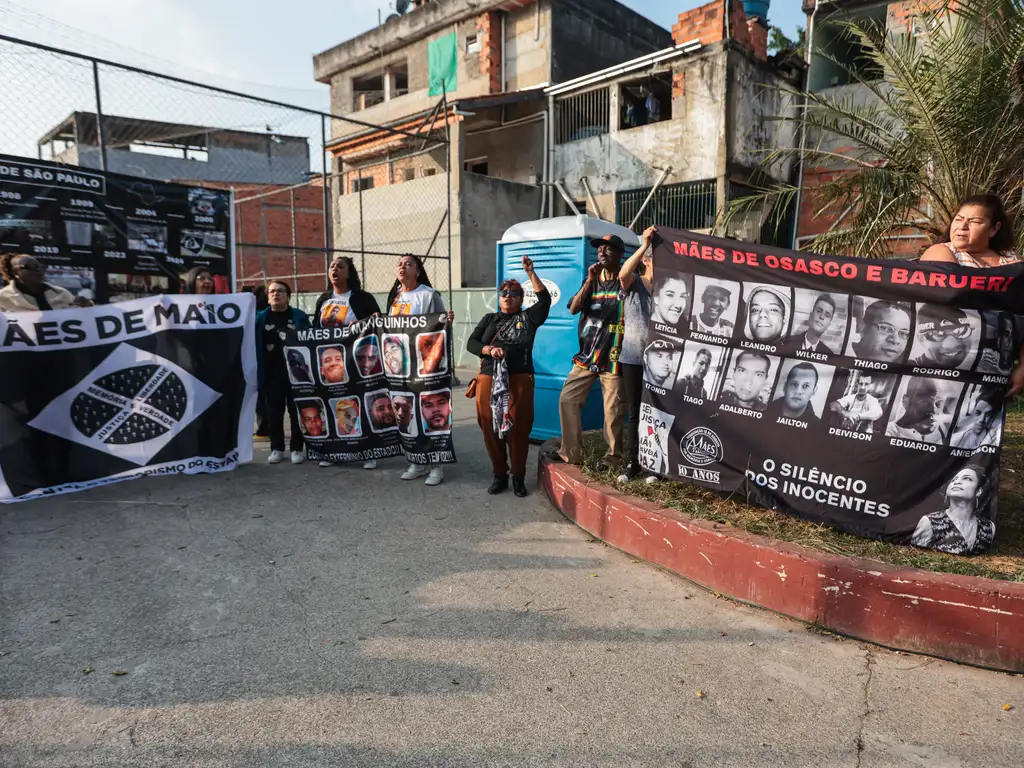 Familiares e movimentos fazem ato pelos 10 anos da chacina de Osasco Familiares e movimentos fazem ato pelos 10 anos da chacina de Osasco