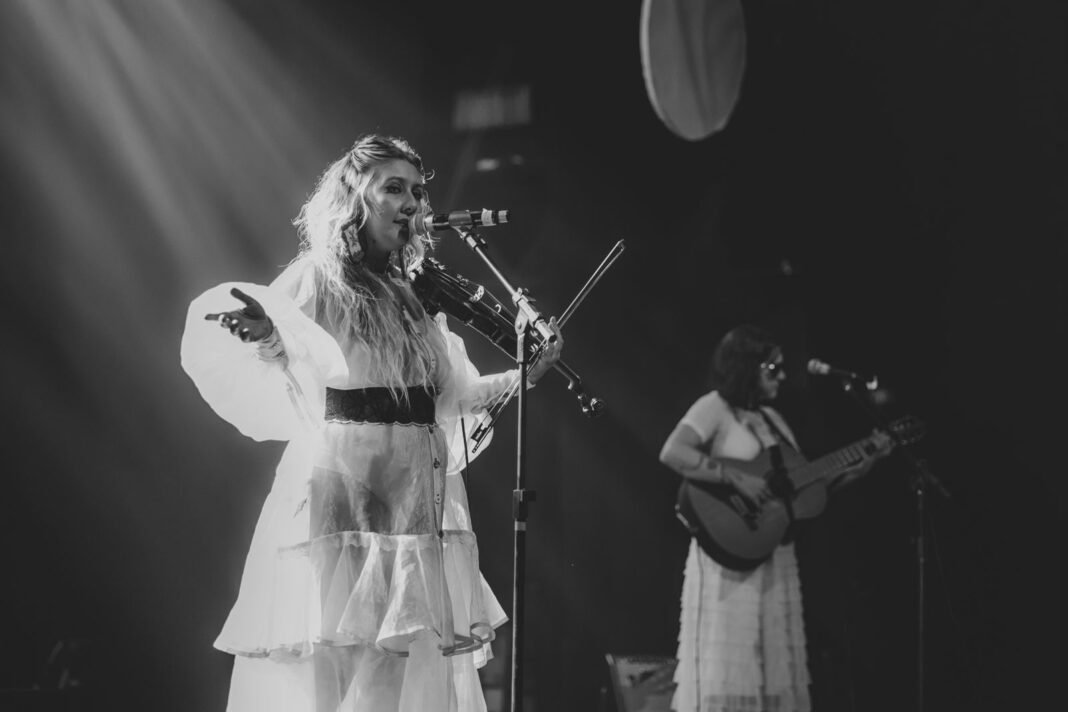 Clarissa Ferreira celebra 1 ano do premiado álbum La Vaca com show em Porto Alegre Clarissa Ferreira celebra 1 ano do premiado álbum La Vaca com show em Porto Alegre