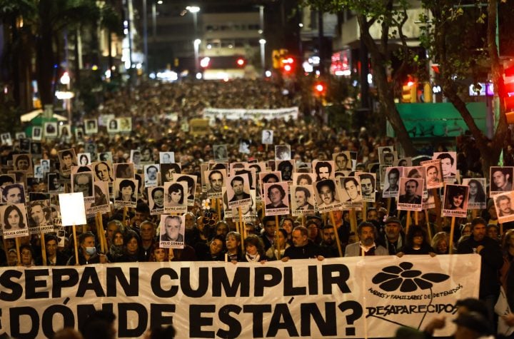 Imagens mostram o silêncio da marcha das mães no Uruguai Imagens mostram o silêncio da marcha das mães no Uruguai