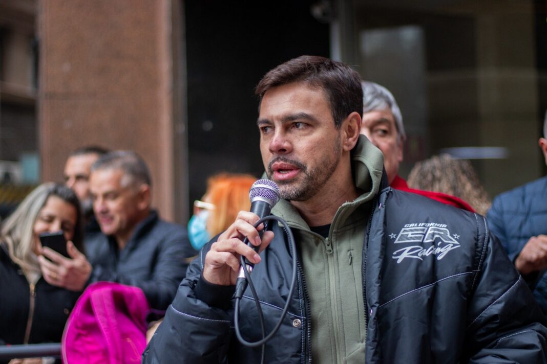 ‘Santander usa terceirização para cortar direitos’, denuncia sindicato de Porto Alegre ‘Santander usa terceirização para cortar direitos’, denuncia sindicato de Porto Alegre