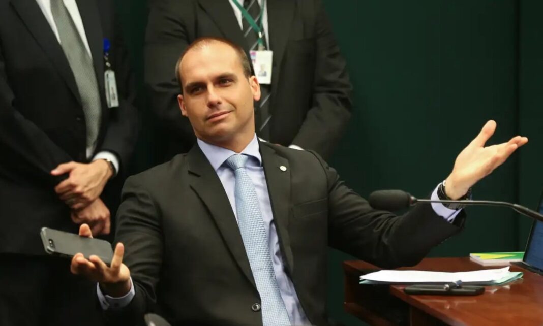 Em mensagem a Jair Bolsonaro, Silas Malafaia atacou seu filho Eduardo: ‘Um estúpido de marca maior’ Em mensagem a Jair Bolsonaro, Silas Malafaia atacou seu filho Eduardo: ‘Um estúpido de marca maior’