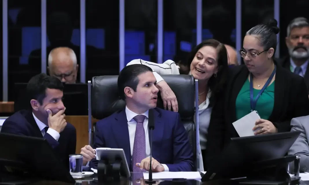 Câmara aprova urgência para isenção do IR de quem ganha até R$ 5 mil Câmara aprova urgência para isenção do IR de quem ganha até R$ 5 mil