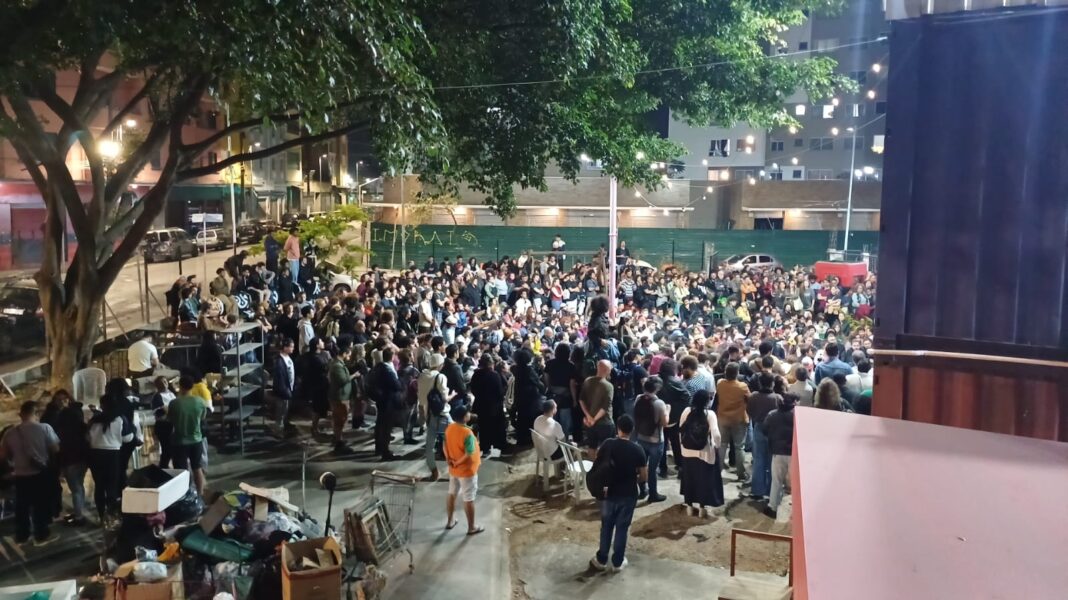 Prefeitura de SP dá mais 60 dias para Teatro de Contêiner deixar o local; artistas protestam Prefeitura de SP dá mais 60 dias para Teatro de Contêiner deixar o local; artistas protestam