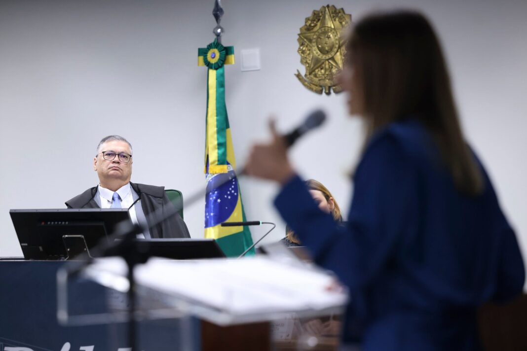 Dino mira emendas irregulares, e parlamentares da direita articulam blindagem diante de investigações Dino mira emendas irregulares, e parlamentares da direita articulam blindagem diante de investigações