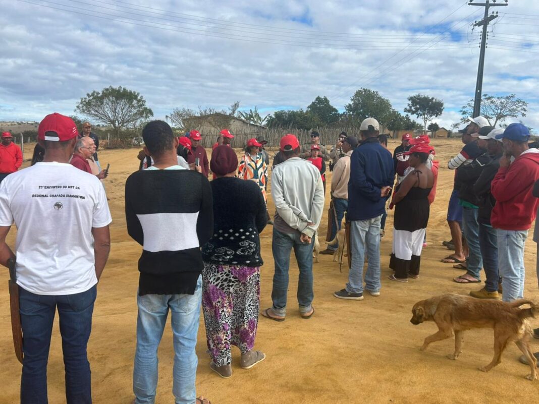 Sem-terra são despejados de local onde vivem há dez anos na Bahia sob ameaças: ‘vão botar fogo nos barracos’ Sem-terra são despejados de local onde vivem há dez anos na Bahia sob ameaças: ‘vão botar fogo nos barracos’