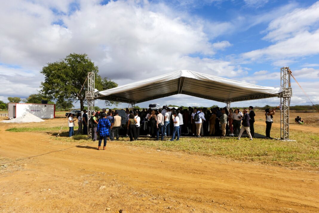 Governo Federal entrega assentamento e crédito para 100 famílias sem terra no Sertão pernambucano Governo Federal entrega assentamento e crédito para 100 famílias sem terra no Sertão pernambucano
