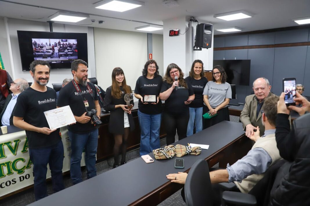 Brasil de Fato RS recebe 1º Prêmio Rubens Paiva por sua trajetória em defesa dos direitos humanos Brasil de Fato RS recebe 1º Prêmio Rubens Paiva por sua trajetória em defesa dos direitos humanos