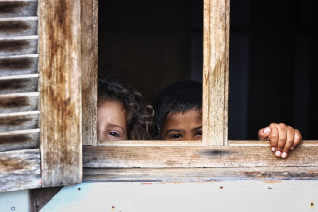 Crianças órfãs de feminicídio: traumas, perdas e a luta por direitos Crianças órfãs de feminicídio: traumas, perdas e a luta por direitos