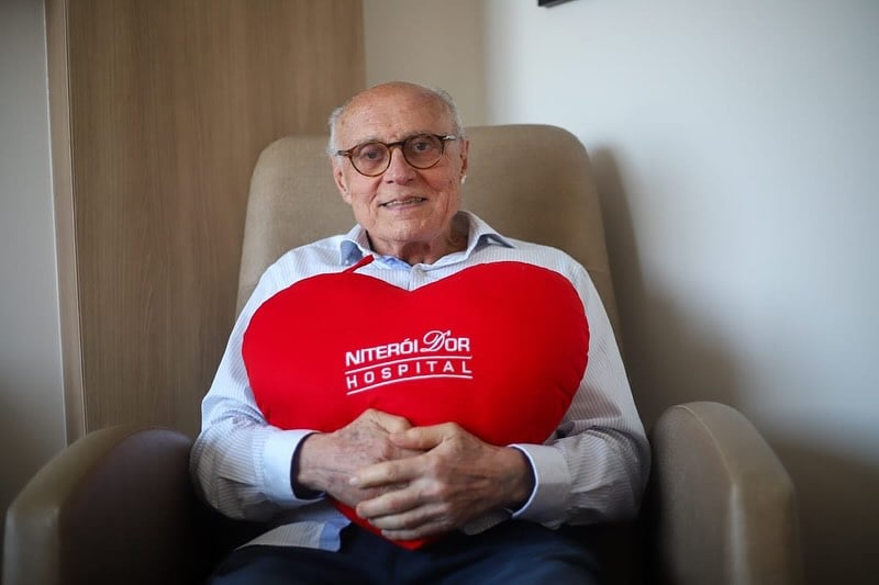 Suplicy tem alta após colocação de marcapasso em hospital no RJ Suplicy tem alta após colocação de marcapasso em hospital no RJ