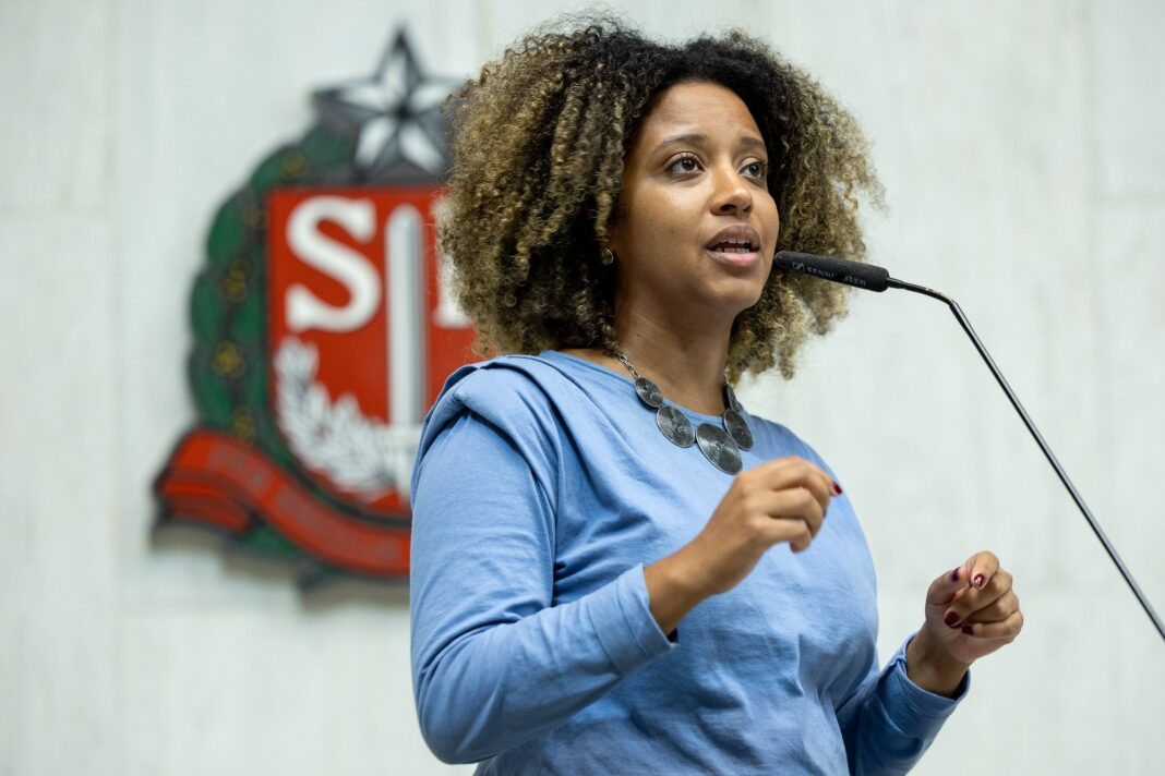 Só pode dar certo com pressão no Congresso, e Plebiscito Popular é essa ousadia, diz deputada sobre pautas dos trabalhadores Só pode dar certo com pressão no Congresso, e Plebiscito Popular é essa ousadia, diz deputada sobre pautas dos trabalhadores