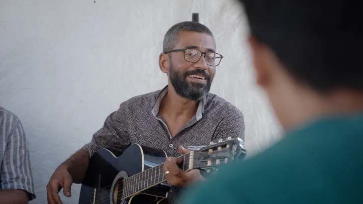 Usando som de drones israelenses, palestino faz canção em memória dos mortos em Gaza Usando som de drones israelenses, palestino faz canção em memória dos mortos em Gaza