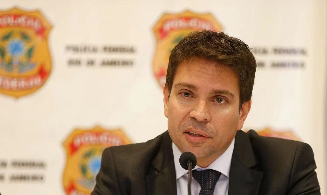 Servidores da ABIN veem risco estratégico na fuga de Alexandre Ramagem Servidores da ABIN veem risco estratégico na fuga de Alexandre Ramagem