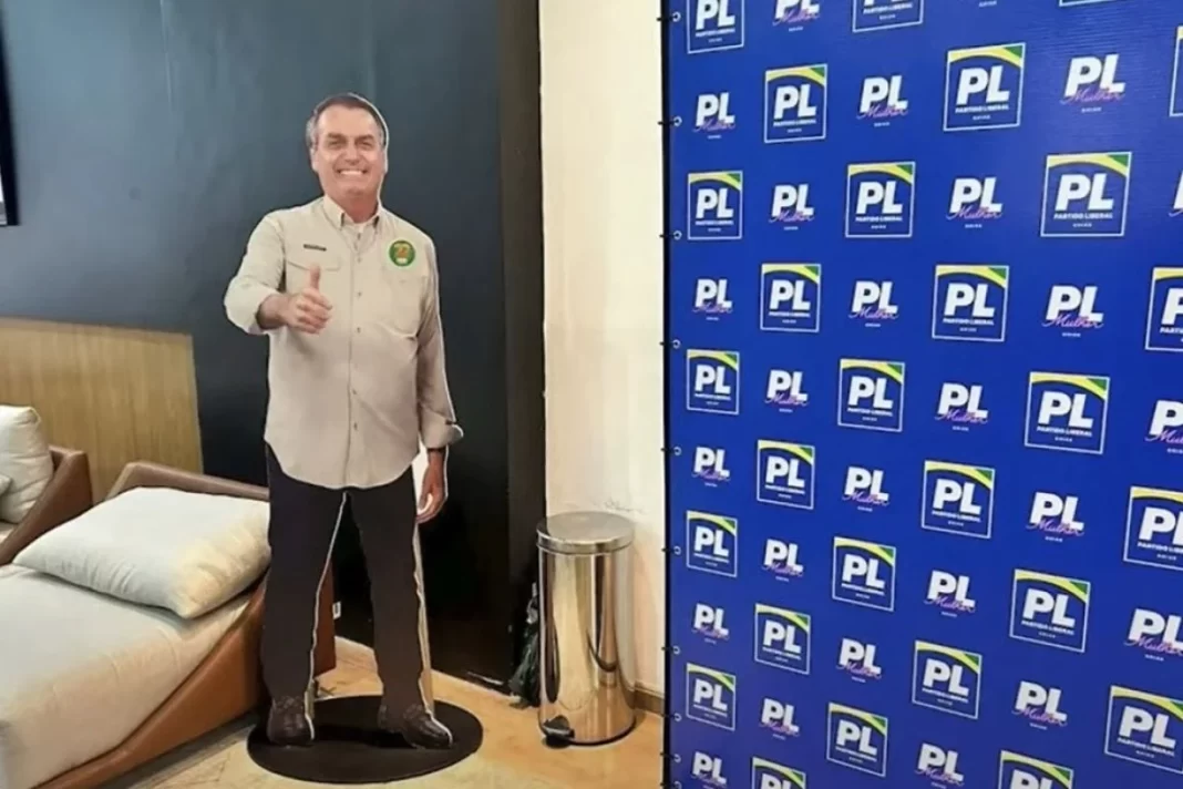 Plano do PL para contornar campanha sem Bolsonaro inclui boneco de papelão e IA Plano do PL para contornar campanha sem Bolsonaro inclui boneco de papelão e IA