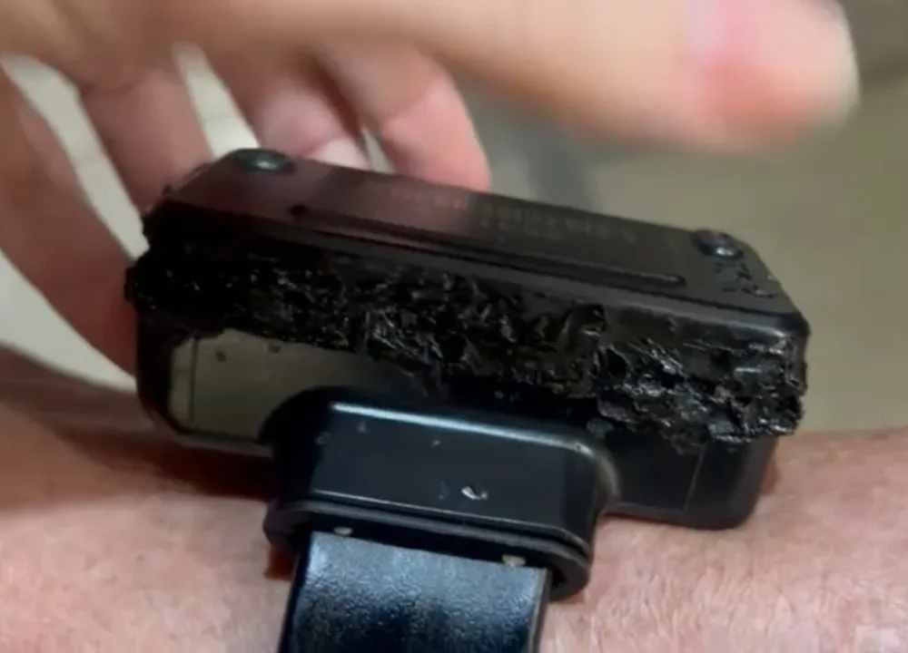 Vídeo mostra tornozeleira avariada e confissão de Bolsonaro: ‘Meti ferro quente aí’ Vídeo mostra tornozeleira avariada e confissão de Bolsonaro: ‘Meti ferro quente aí’