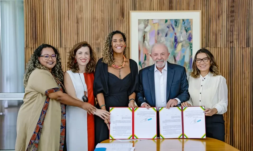 Lula assina decretos que desapropriam áreas para quilombolas em 14 estados Lula assina decretos que desapropriam áreas para quilombolas em 14 estados