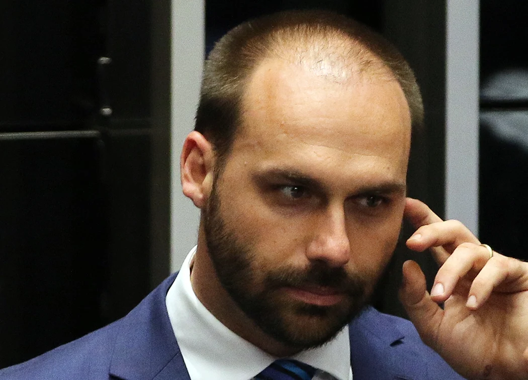 Alcolumbre anula voto de Eduardo Bolsonaro em sessão de vetos da lei ambiental Alcolumbre anula voto de Eduardo Bolsonaro em sessão de vetos da lei ambiental