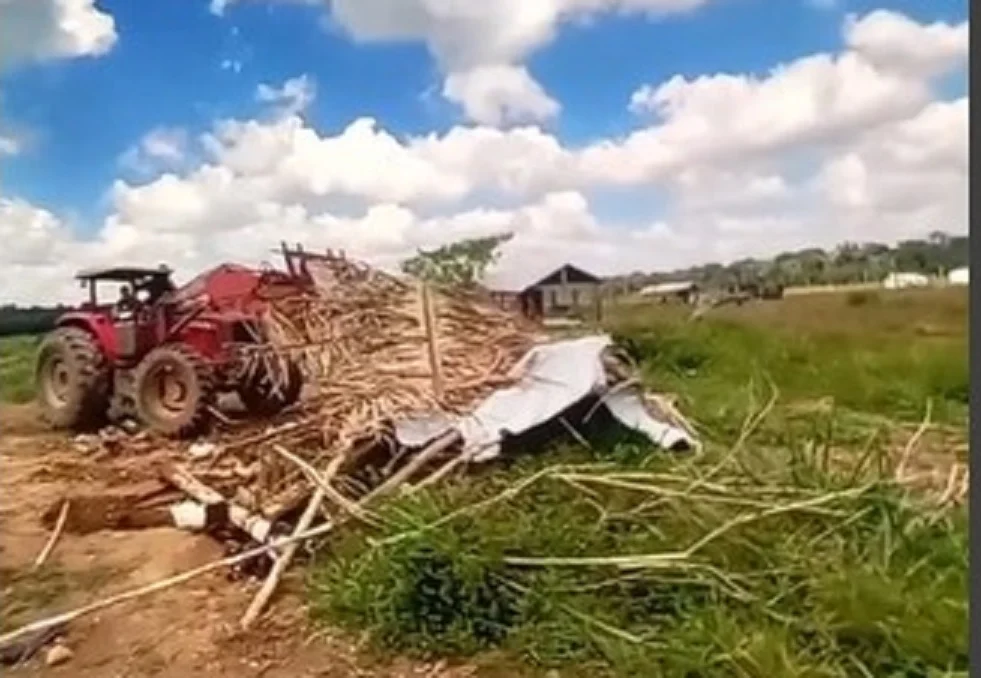 Centenas de famílias são despejadas de acampamentos em Machadinho do Oeste, Rondônia Centenas de famílias são despejadas de acampamentos em Machadinho do Oeste, Rondônia