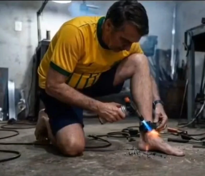 Tornozeleira violada de Bolsonaro é a nova febre dos memes nas redes sociais Tornozeleira violada de Bolsonaro é a nova febre dos memes nas redes sociais