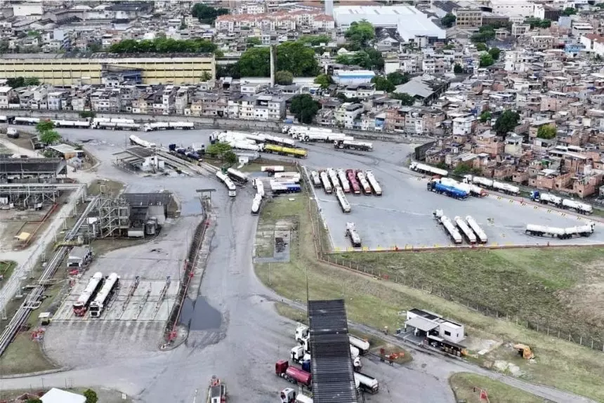 Grupo Fit, da refinaria de Manguinhos, é alvo de operação por suspeita de sonegação Grupo Fit, da refinaria de Manguinhos, é alvo de operação por suspeita de sonegação
