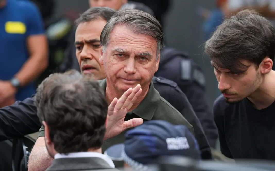 Bolsonaro culpa remédios por ter mexido em tornozeleira, cita ‘paranoia’ e tem prisão mantida Bolsonaro culpa remédios por ter mexido em tornozeleira, cita ‘paranoia’ e tem prisão mantida