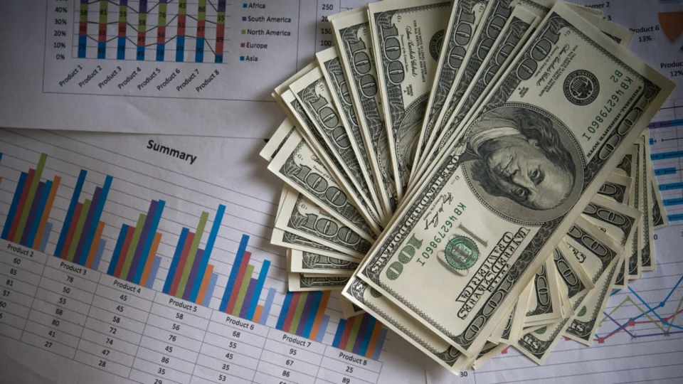 Setor público tem superávit de R$ 32,4 bilhões em outubro, mas dívida sobe Setor público tem superávit de R$ 32,4 bilhões em outubro, mas dívida sobe
