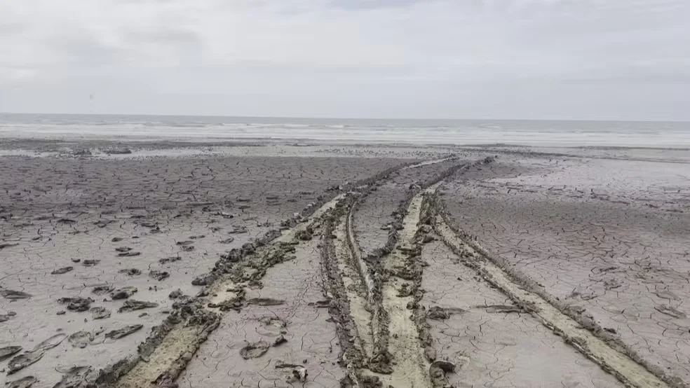 Faixa de lama interdita trecho da maior praia do Brasil e intriga cientistas no RS Faixa de lama interdita trecho da maior praia do Brasil e intriga cientistas no RS