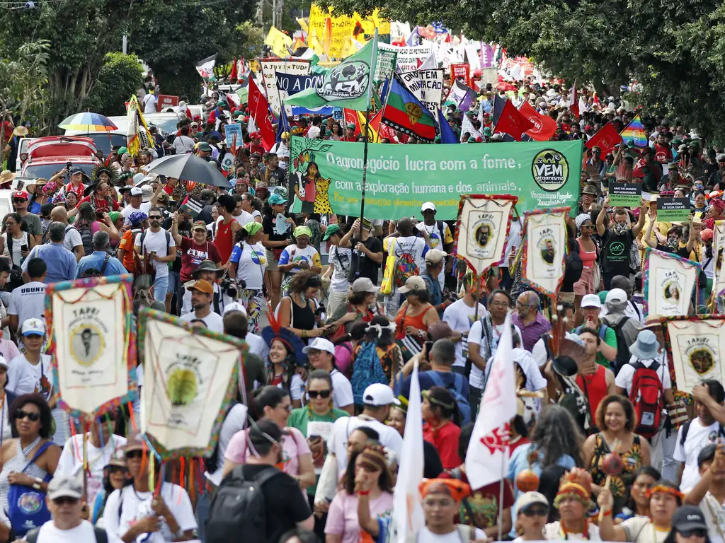Marcha pelo Clima reúne 70 mil pessoasl nas ruas de Belém Marcha pelo Clima reúne 70 mil pessoasl nas ruas de Belém