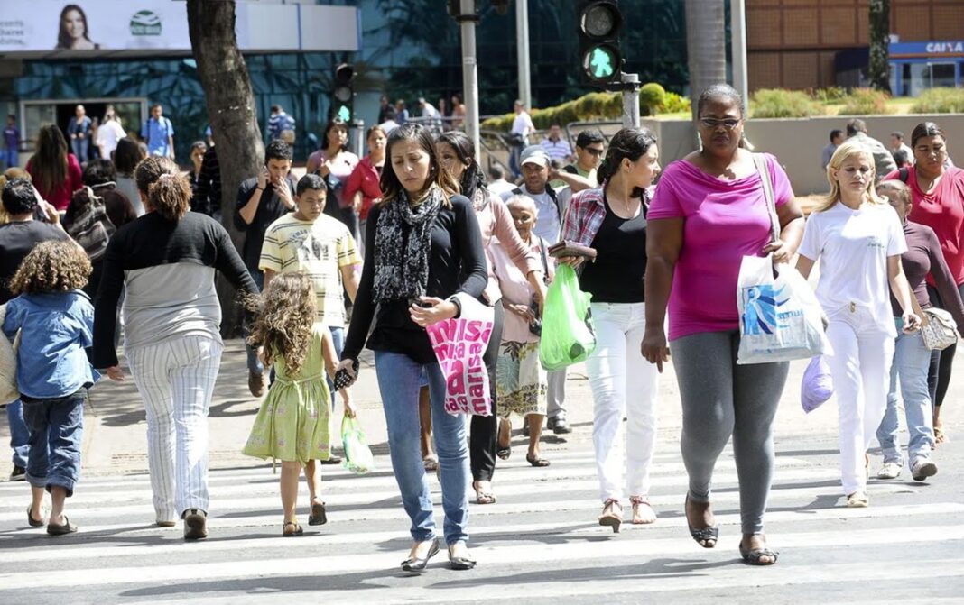Brasil atinge menor nível de pobreza e desigualdade em 30 anos, aponta Ipea Brasil atinge menor nível de pobreza e desigualdade em 30 anos, aponta Ipea