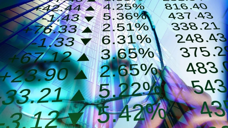 Ibovespa renova máximas e dólar cai a R$ 5,06 Ibovespa renova máximas e dólar cai a R$ 5,06