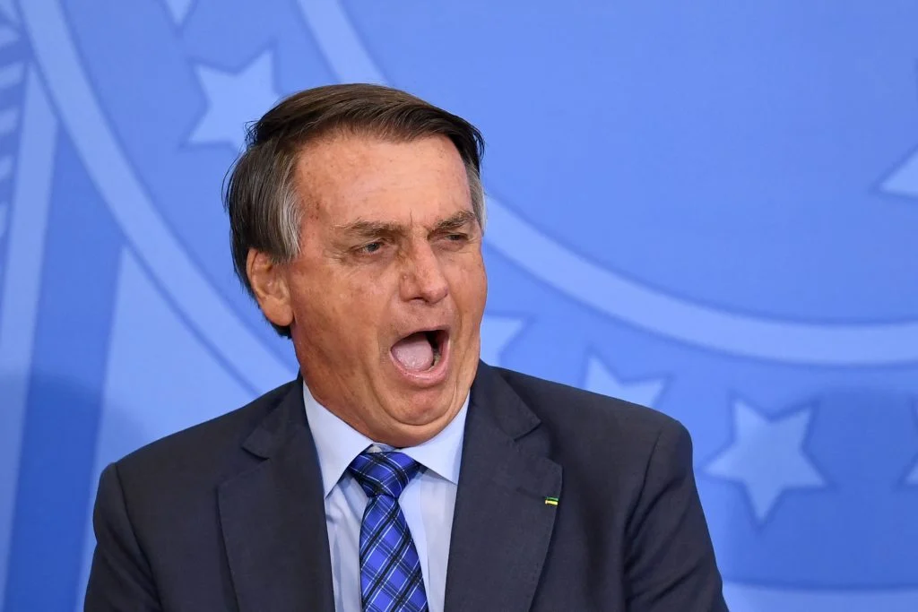 Projeto reduz pena, mas prisão em regime fechado só cai para 2 anos se Bolsonaro trabalhar e estudar Projeto reduz pena, mas prisão em regime fechado só cai para 2 anos se Bolsonaro trabalhar e estudar