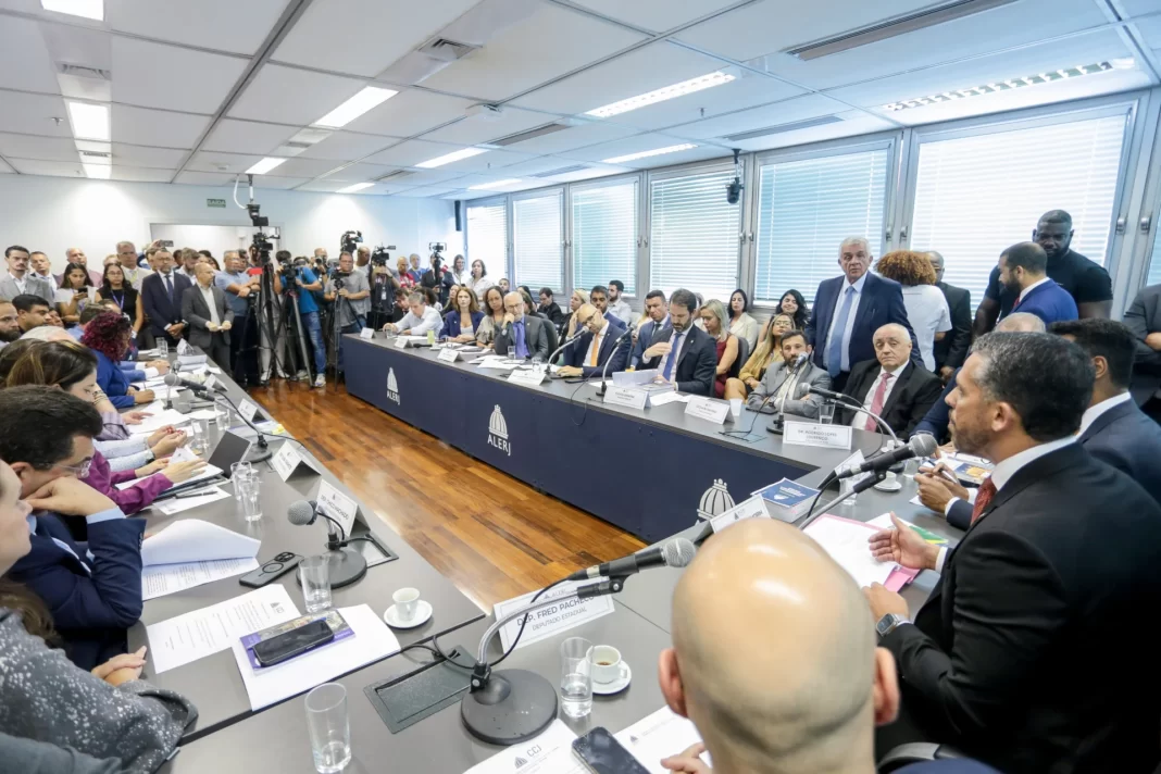 Em sessão tumultuada, deputados aprovam a soltura de Rodrigo Bacellar Em sessão tumultuada, deputados aprovam a soltura de Rodrigo Bacellar