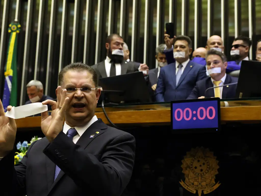 Sóstenes declarou menos de R$ 5 mil em bens em 2022 e teve R$ 400 mil apreendidos Sóstenes declarou menos de R$ 5 mil em bens em 2022 e teve R$ 400 mil apreendidos