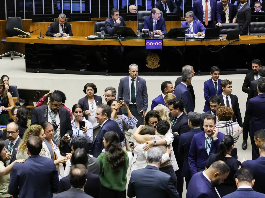 PL da anistia a golpistas beneficia criminosos além do 8 de janeiro PL da anistia a golpistas beneficia criminosos além do 8 de janeiro
