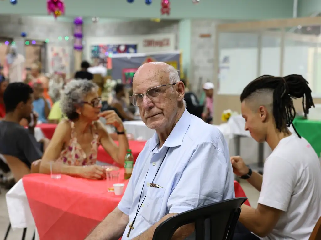 Padre Júlio Lancelotti promove almoço de natal para moradores de rua em SP Padre Júlio Lancelotti promove almoço de natal para moradores de rua em SP