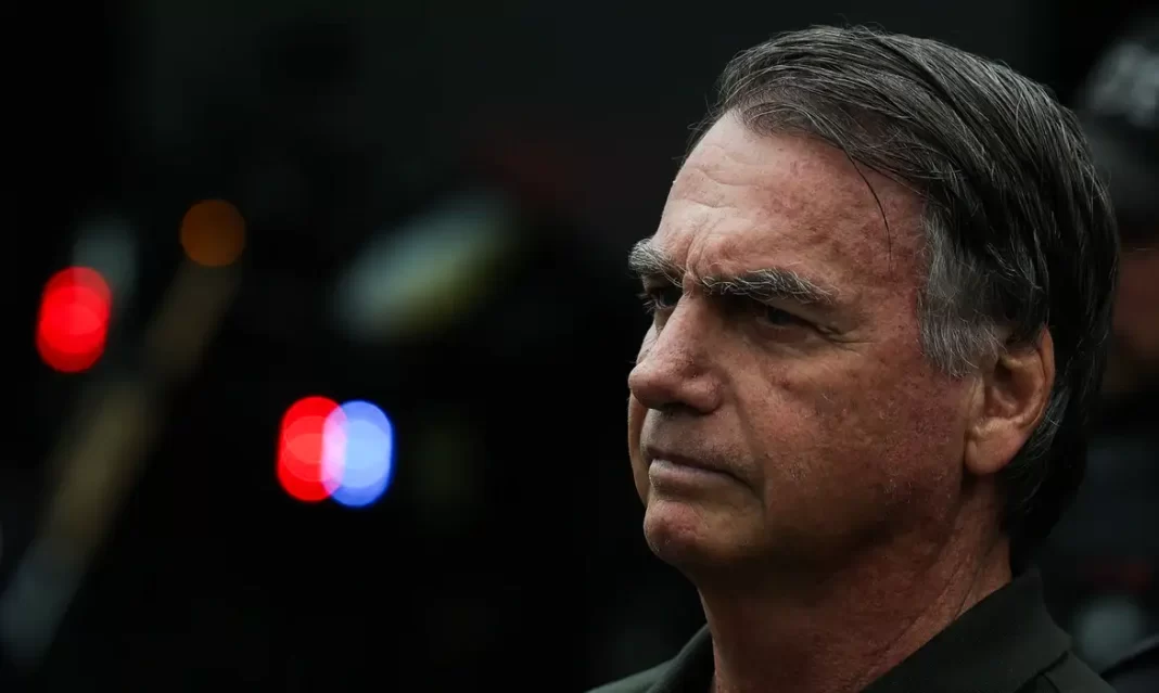 Justiça suspende benefícios vitalícios durante prisão de Jair Bolsonaro Justiça suspende benefícios vitalícios durante prisão de Jair Bolsonaro