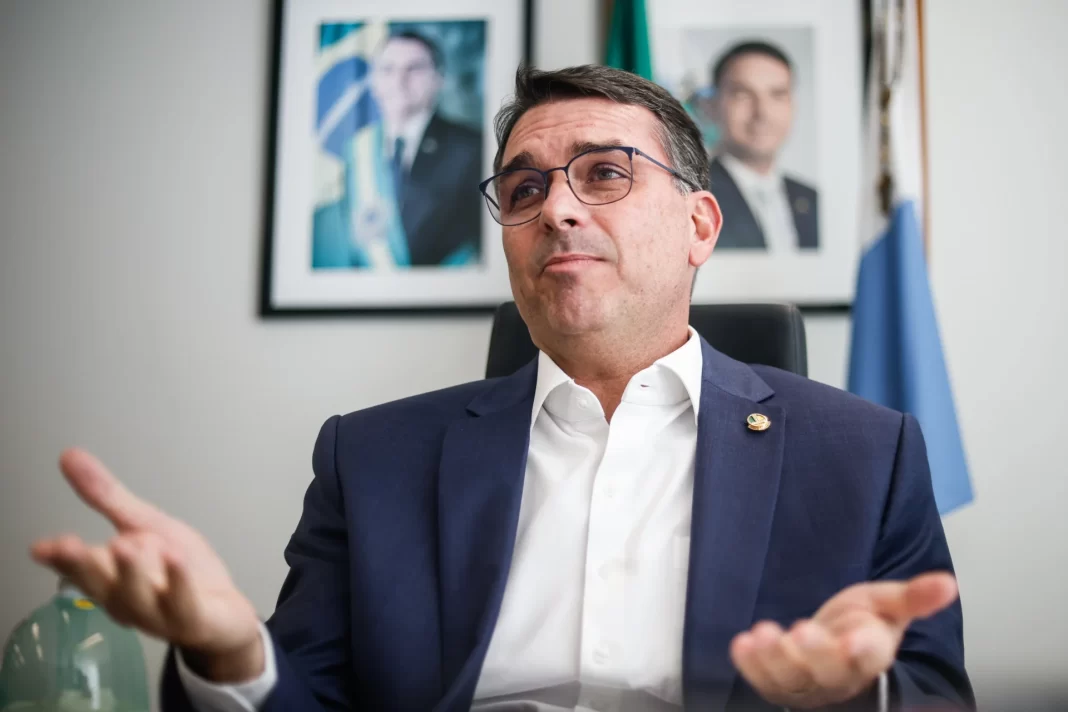Flávio Bolsonaro diz querer trazer partidos do Centrão para seu projeto e que tem apoio de Tarcísio Flávio Bolsonaro diz querer trazer partidos do Centrão para seu projeto e que tem apoio de Tarcísio