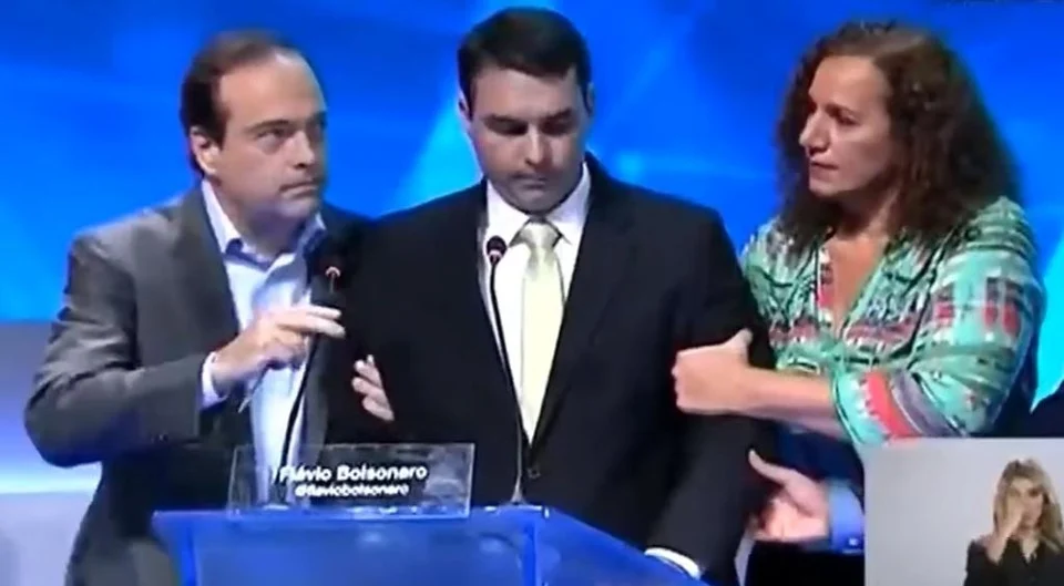 Vídeo com Flávio Bolsonaro desmaiando em campanha eleitoral volta a circular nas redes Vídeo com Flávio Bolsonaro desmaiando em campanha eleitoral volta a circular nas redes