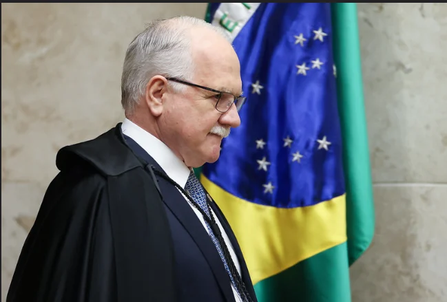 Fachin procura ministros e volta a Brasília nas férias para tentar contornar crise no STF Fachin procura ministros e volta a Brasília nas férias para tentar contornar crise no STF