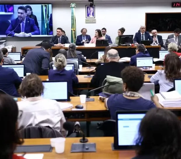 Comissão da Câmara aprova PNE e enterra emenda que liberava homeschooling Comissão da Câmara aprova PNE e enterra emenda que liberava homeschooling